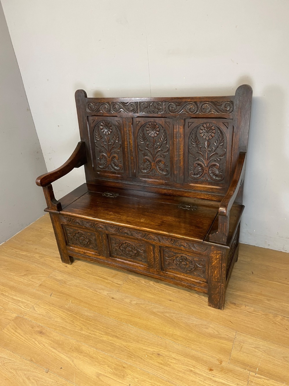 Arts and crafts solid oak carved box settle dated 1907 View XII
