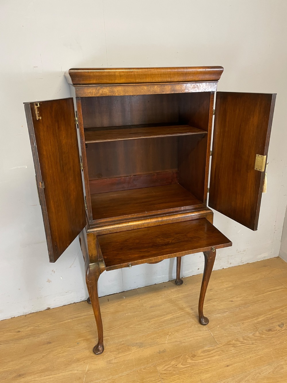 Burr walnut Queen Anne style drinks cabinet circa 1920 View VIII