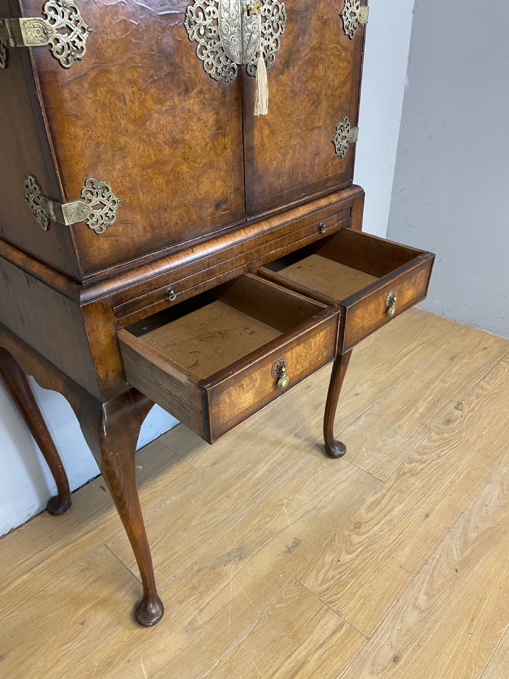 Burr walnut Queen Anne style drinks cabinet circa 1920 View IX