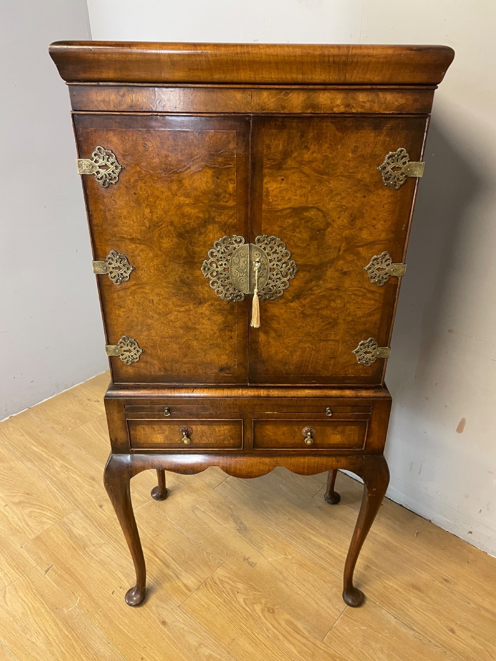 Burr walnut Queen Anne style drinks cabinet circa 1920 View XI