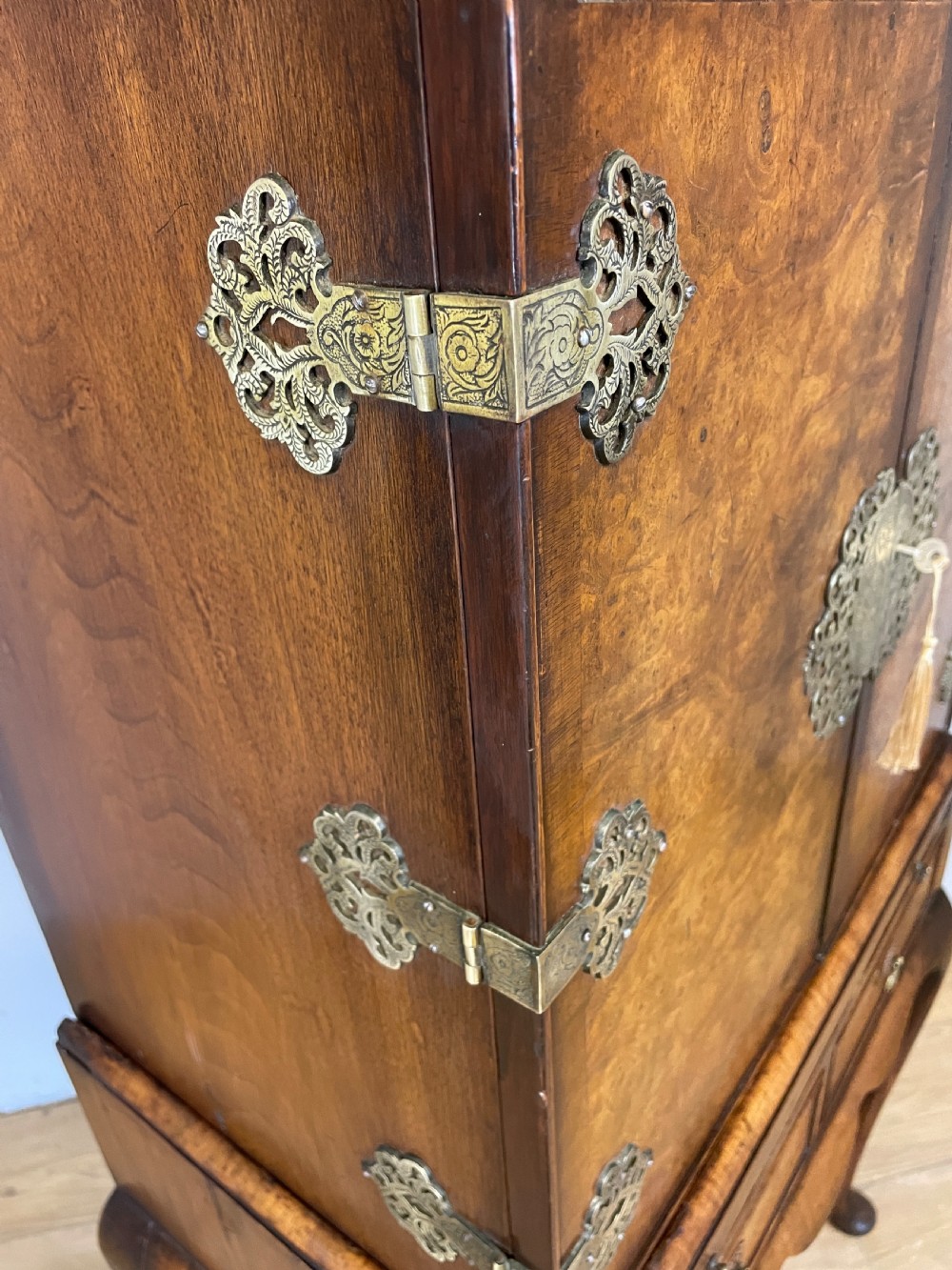 Burr walnut Queen Anne style drinks cabinet circa 1920 View XII
