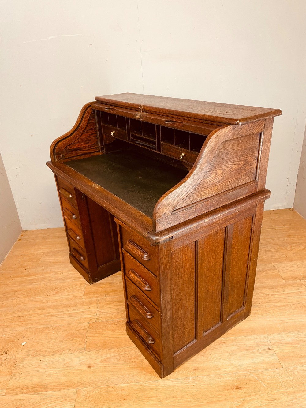 Edwardian oak twin pedestal roll top desk  View VII