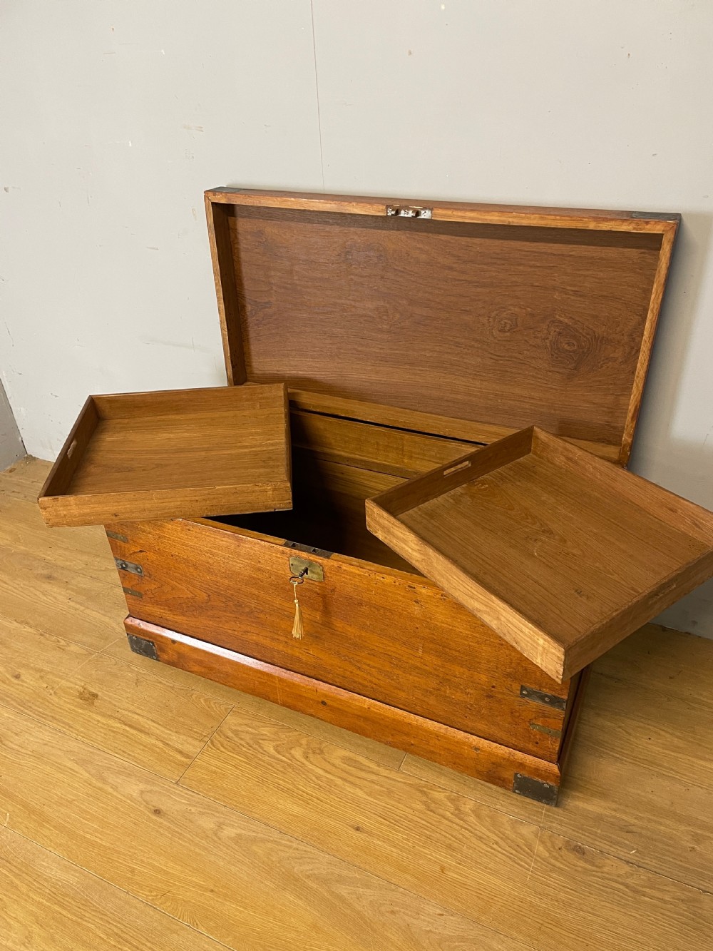 C19TH camphorwood chest with original key View VII
