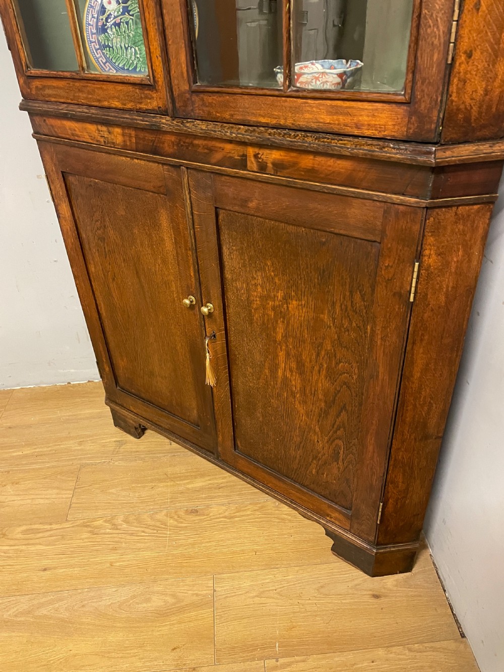 Georgian oak freestanding glazed corner cupboard circa 1790 View III
