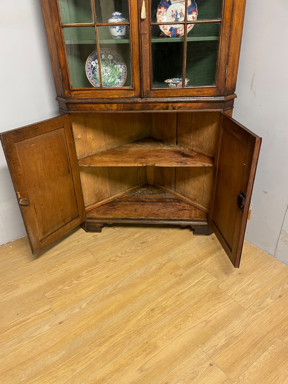 Georgian oak freestanding glazed corner cupboard circa 1790 View IV