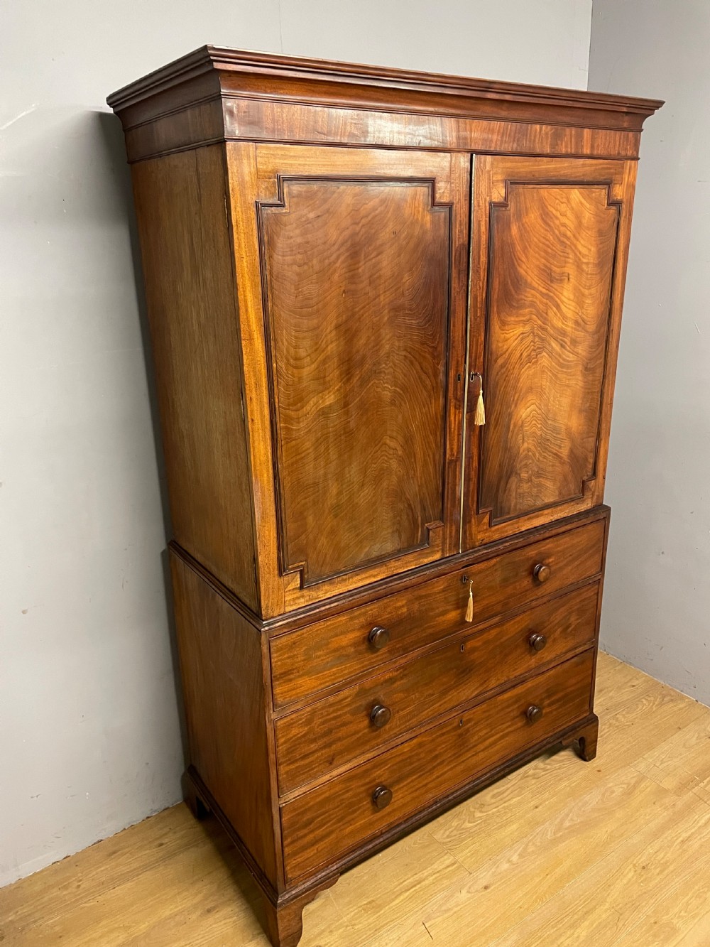 Georgian country house flame mahogany linen press circa 1800 View III