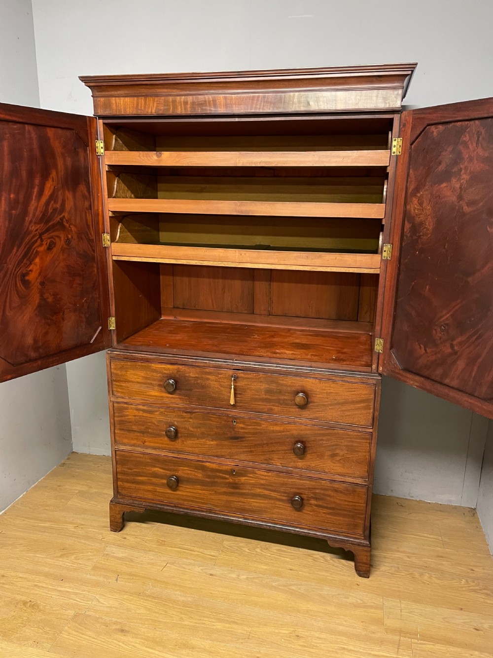 Georgian country house flame mahogany linen press circa 1800 View VIII