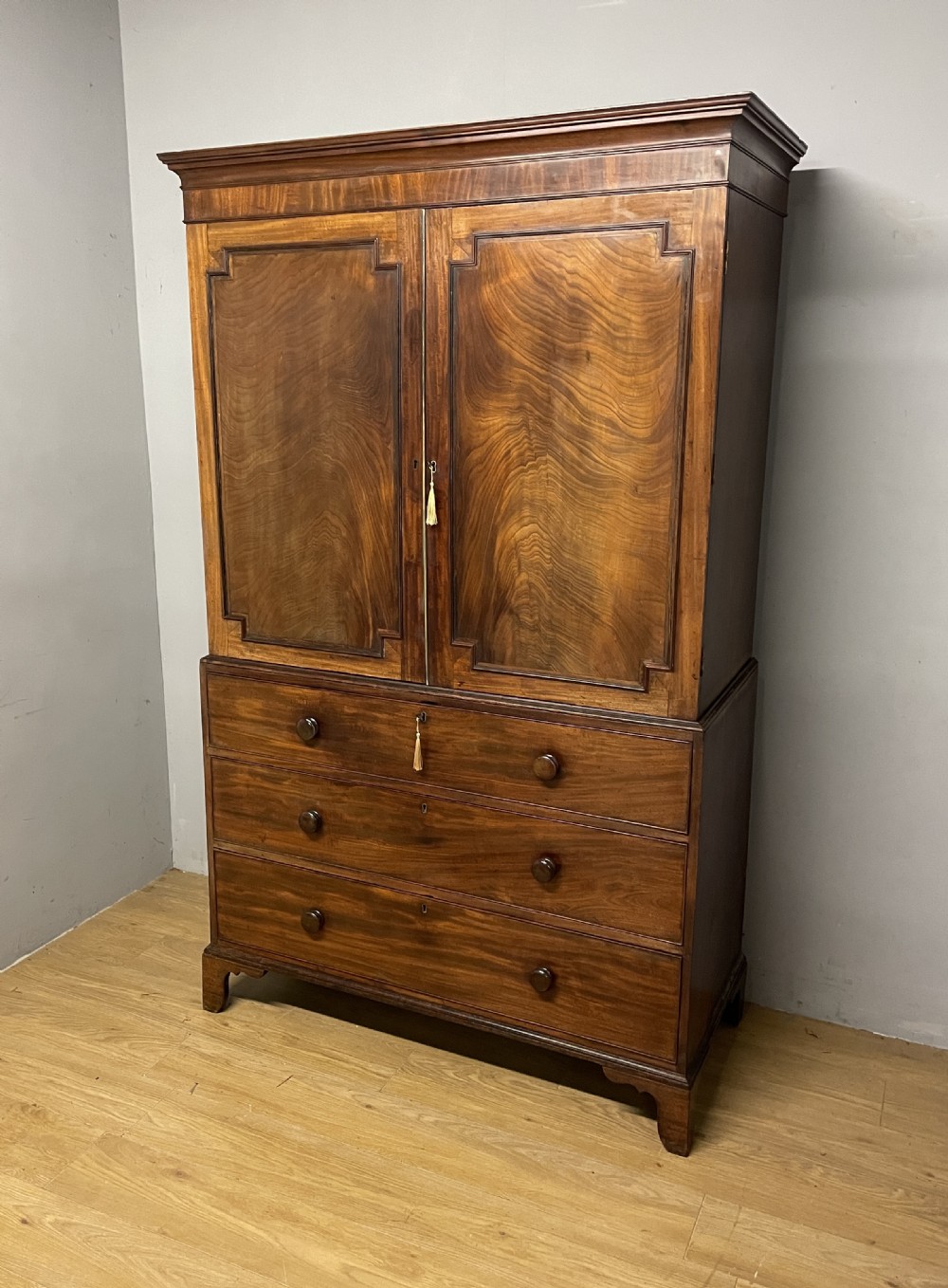 Georgian country house flame mahogany linen press circa 1800 View XIII
