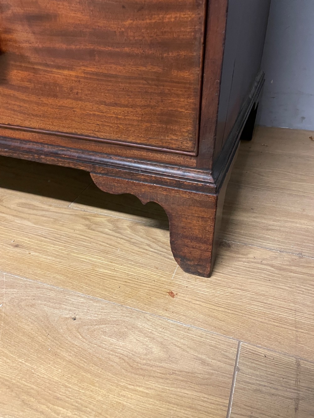 Georgian country house flame mahogany linen press circa 1800 View XIV
