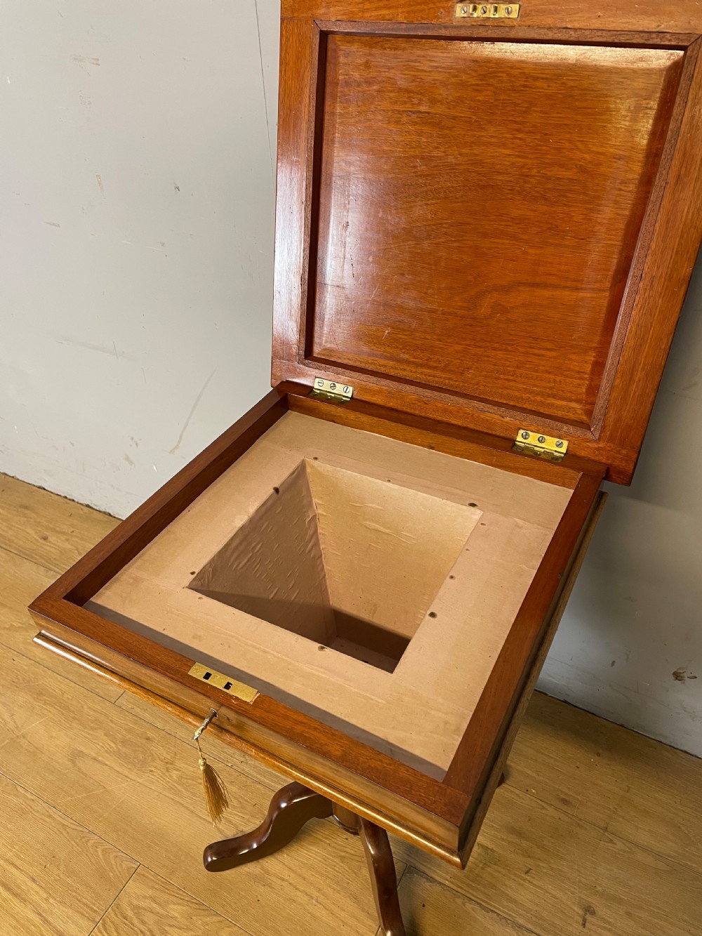 C19TH mahogany chess table with wooden chess set  View VIII