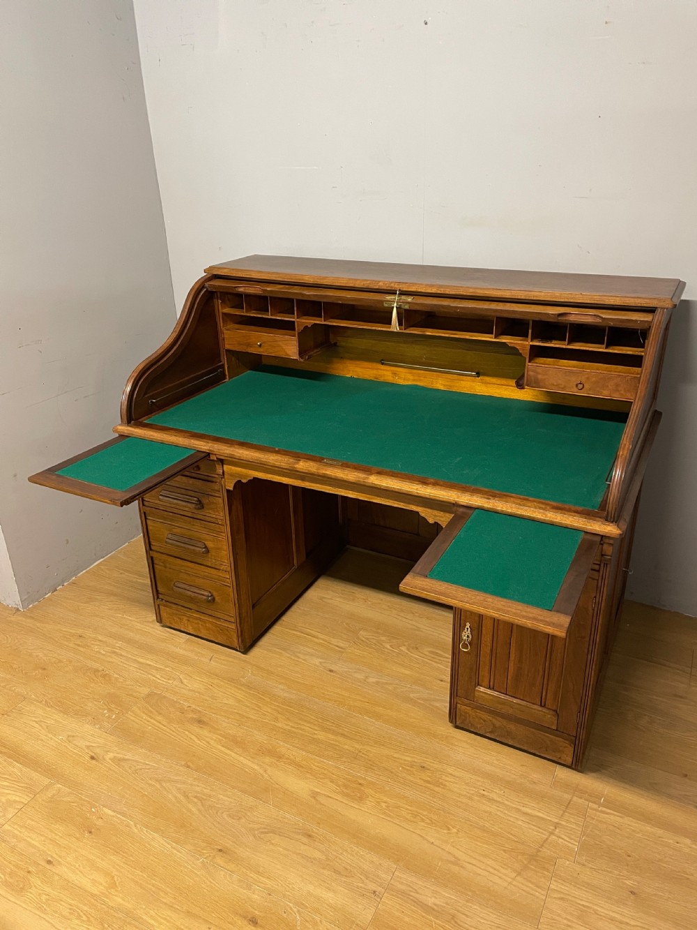 Edwardian walnut American roll top desk circa 1910 View VI