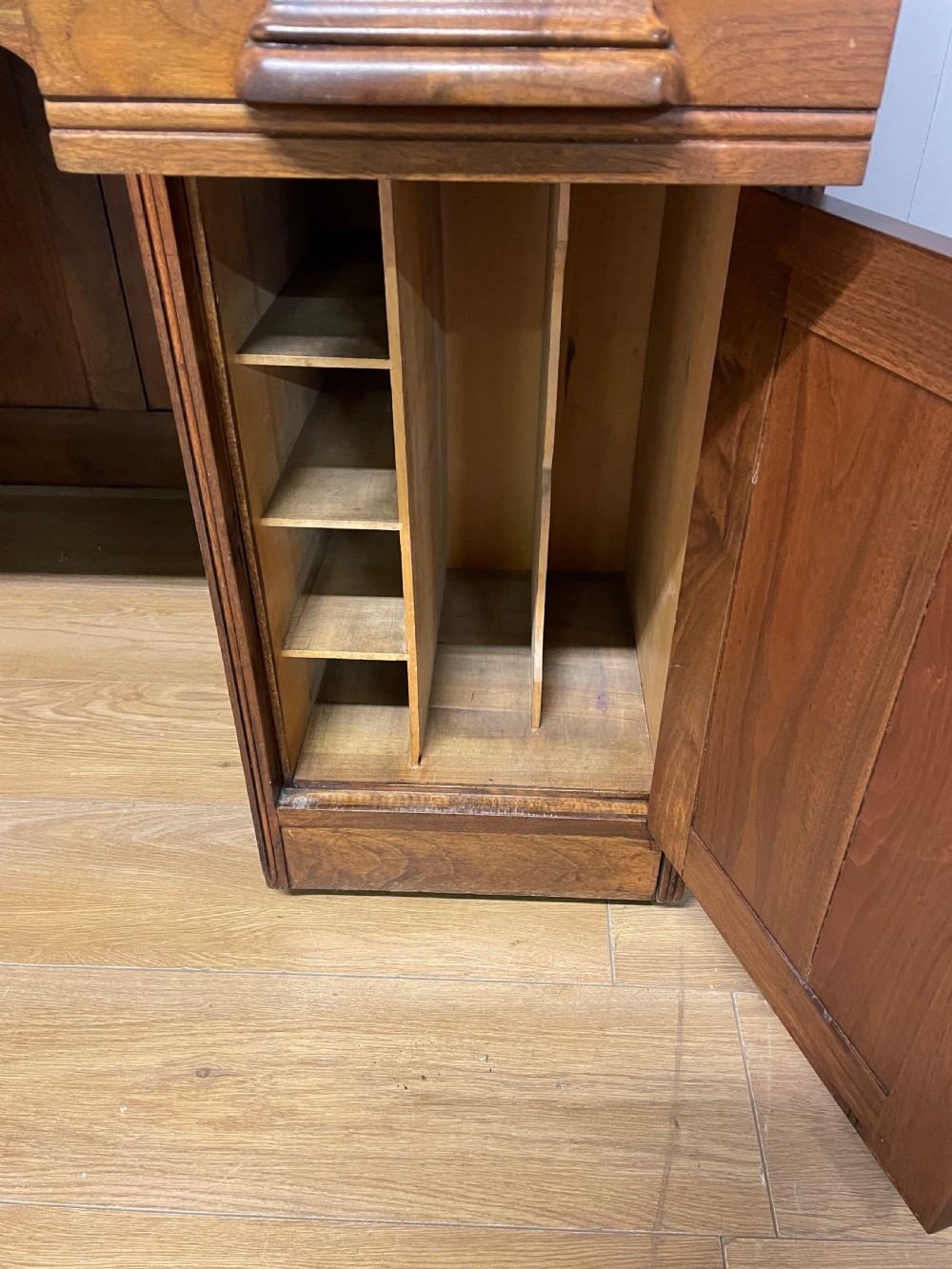 Edwardian walnut American roll top desk circa 1910 View VIII