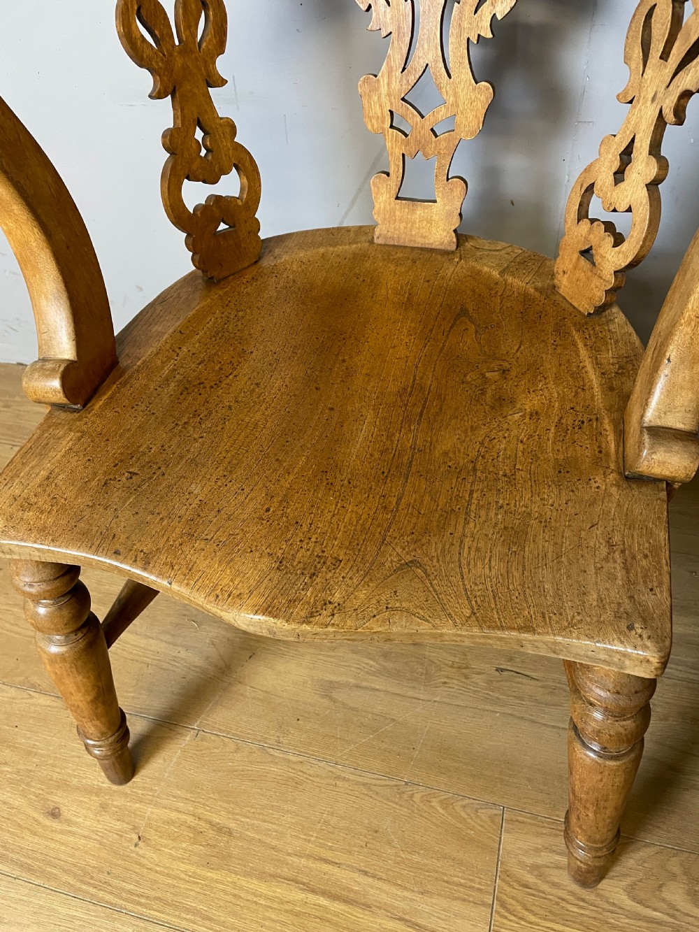 Pair of C19TH ash and elm bow back Windsor chairs  View VII
