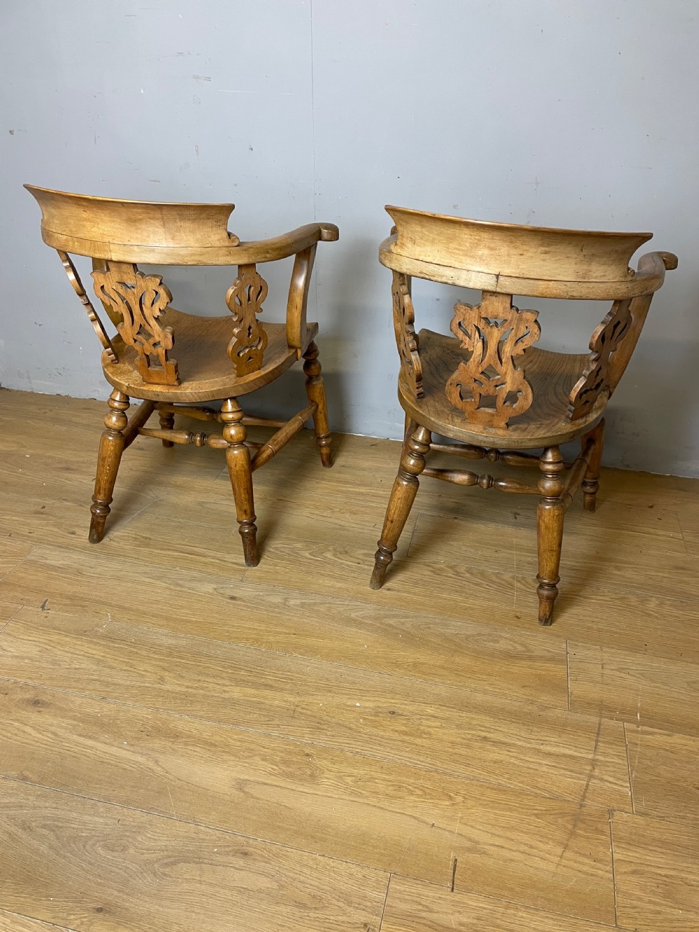 Pair of C19TH ash and elm bow back Windsor chairs  View X