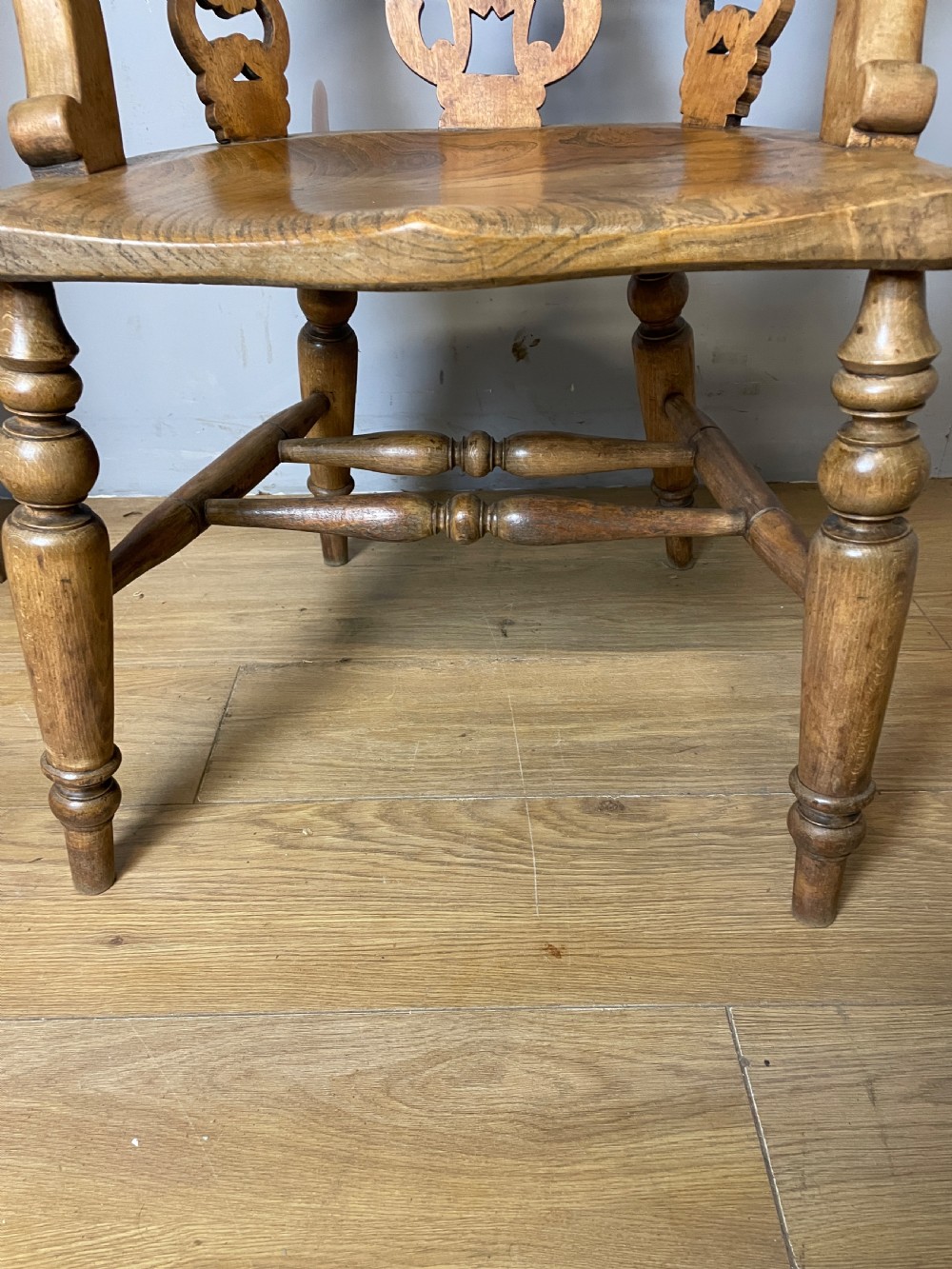 Pair of C19TH ash and elm bow back Windsor chairs  View XI
