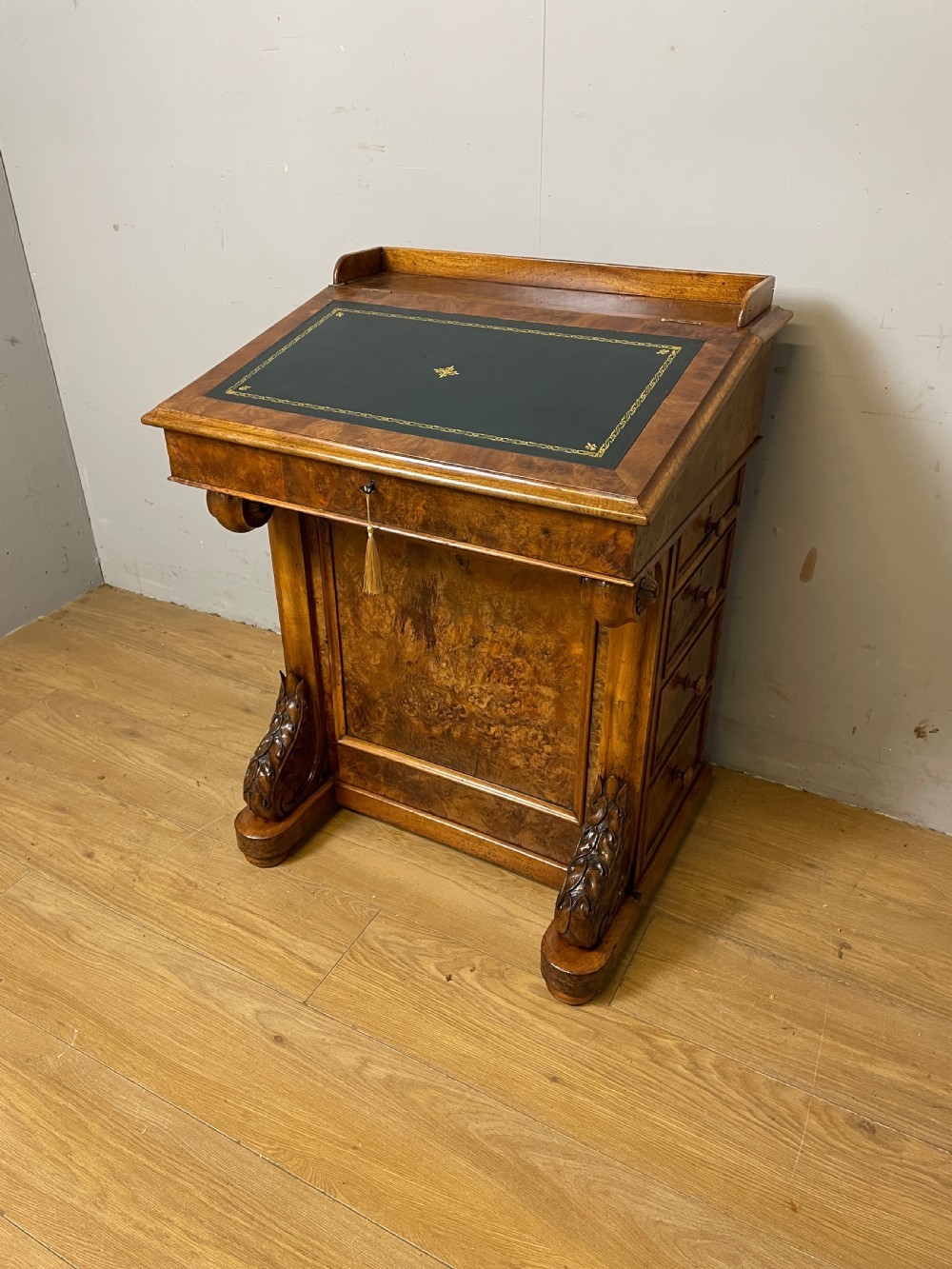 Superb quality C19TH burr walnut Davenport desk