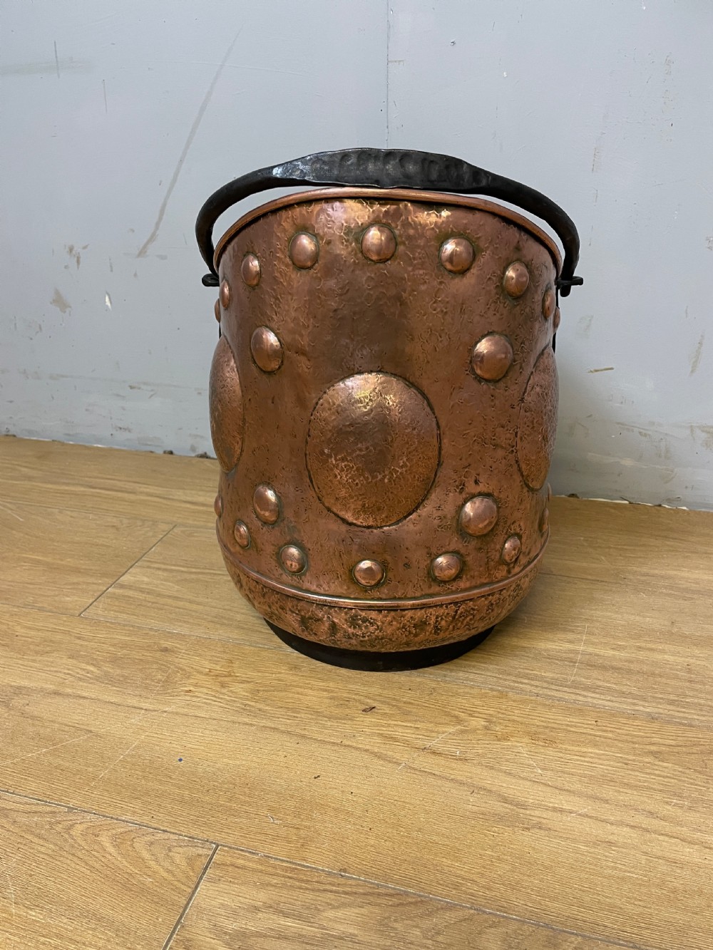 Arts and Crafts copper coal scuttle - Circa 1890 View II