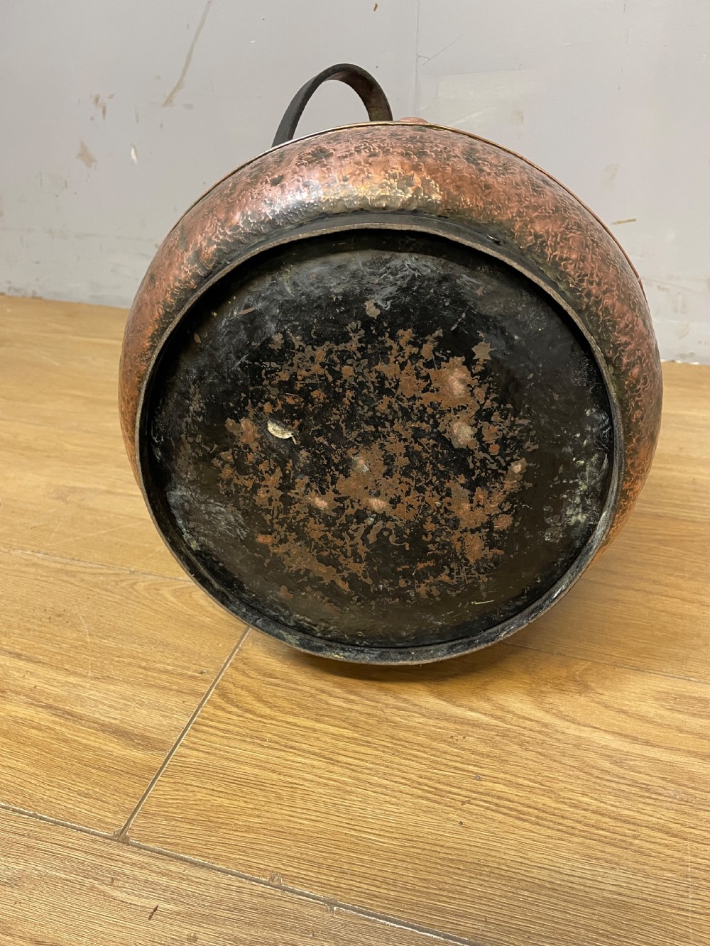 Arts and Crafts copper coal scuttle - Circa 1890 View III