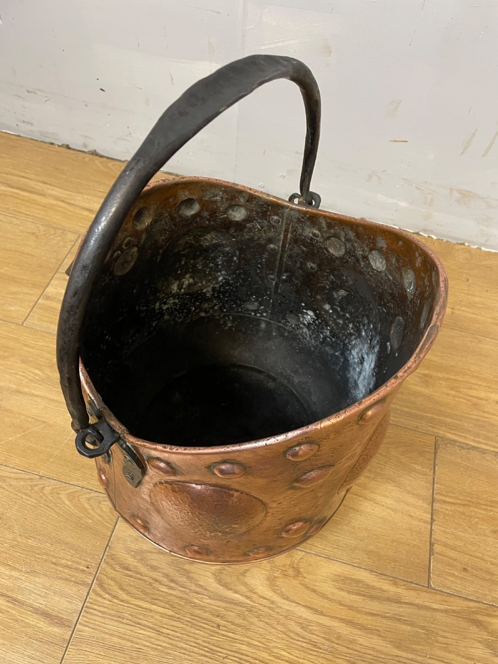 Arts and Crafts copper coal scuttle - Circa 1890 View IV