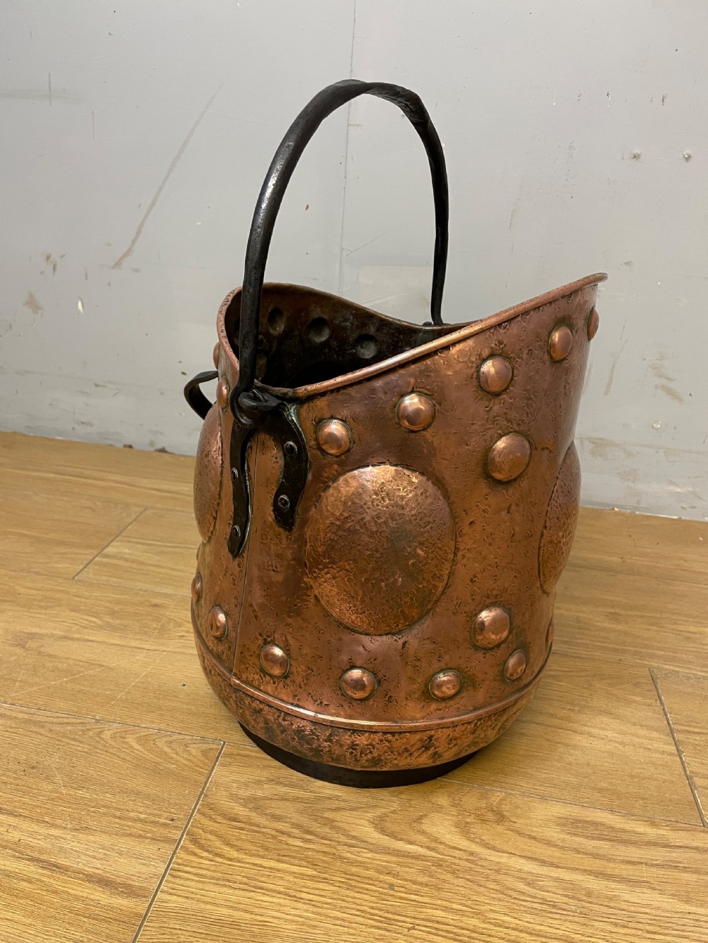 Arts and Crafts copper coal scuttle - Circa 1890 View V