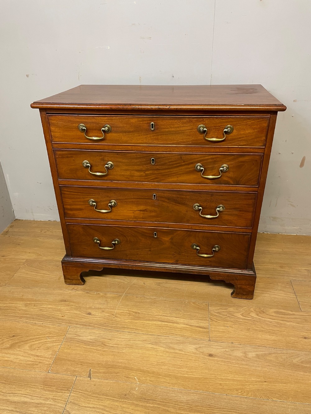 Small Georgian mahogany chest of drawers circa 1820 on bracket feet 