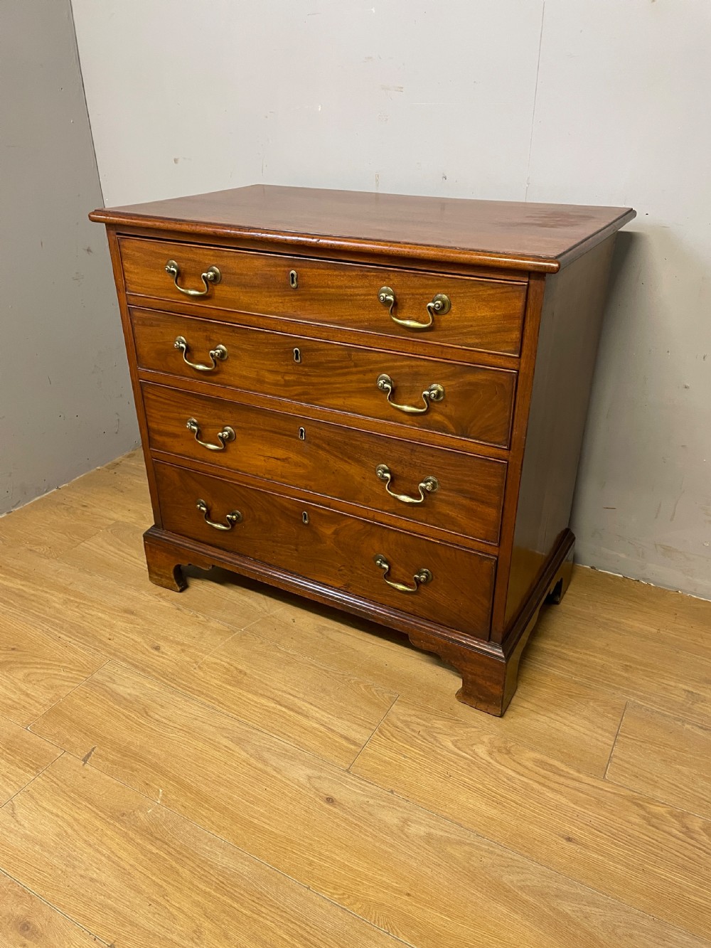 Small Georgian mahogany chest of drawers circa 1820 on bracket feet  View III