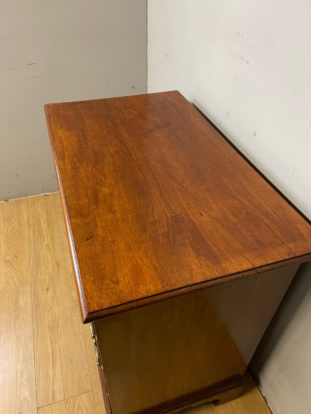 Small Georgian mahogany chest of drawers circa 1820 on bracket feet  View IV