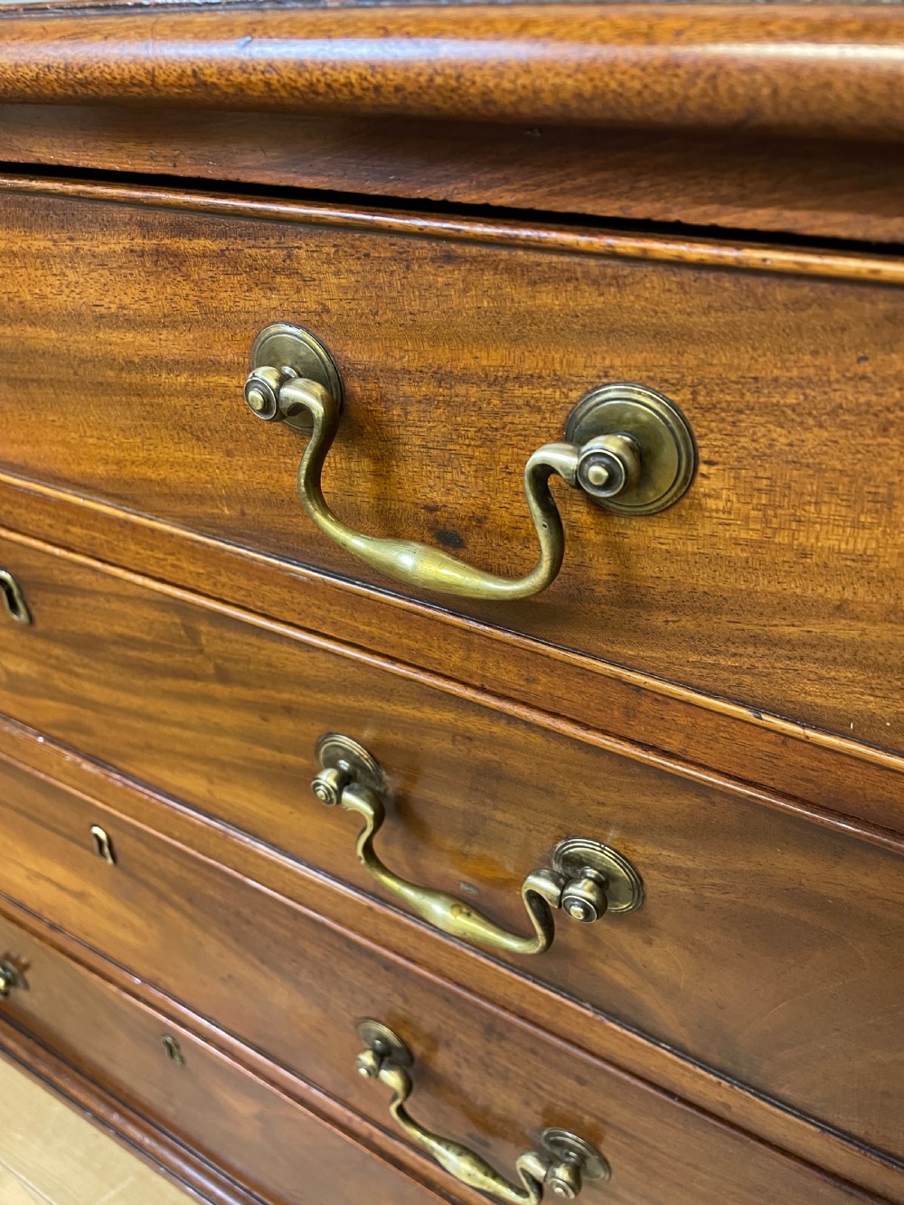 Small Georgian mahogany chest of drawers circa 1820 on bracket feet  View VI