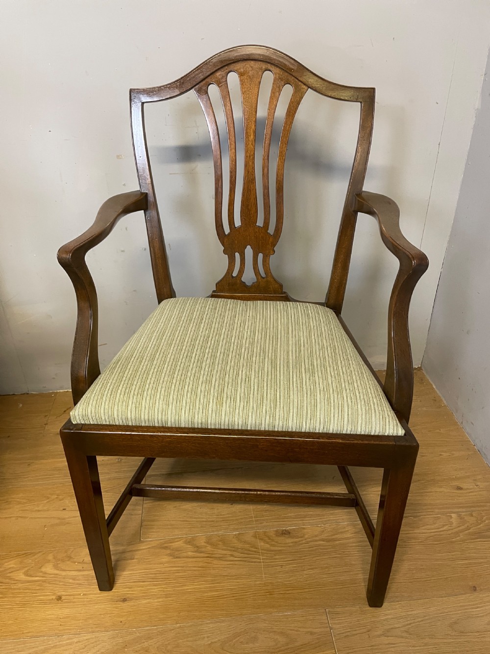 Set of 8 Edwardian mahogany Hepplewhite style dining chairs  View VII