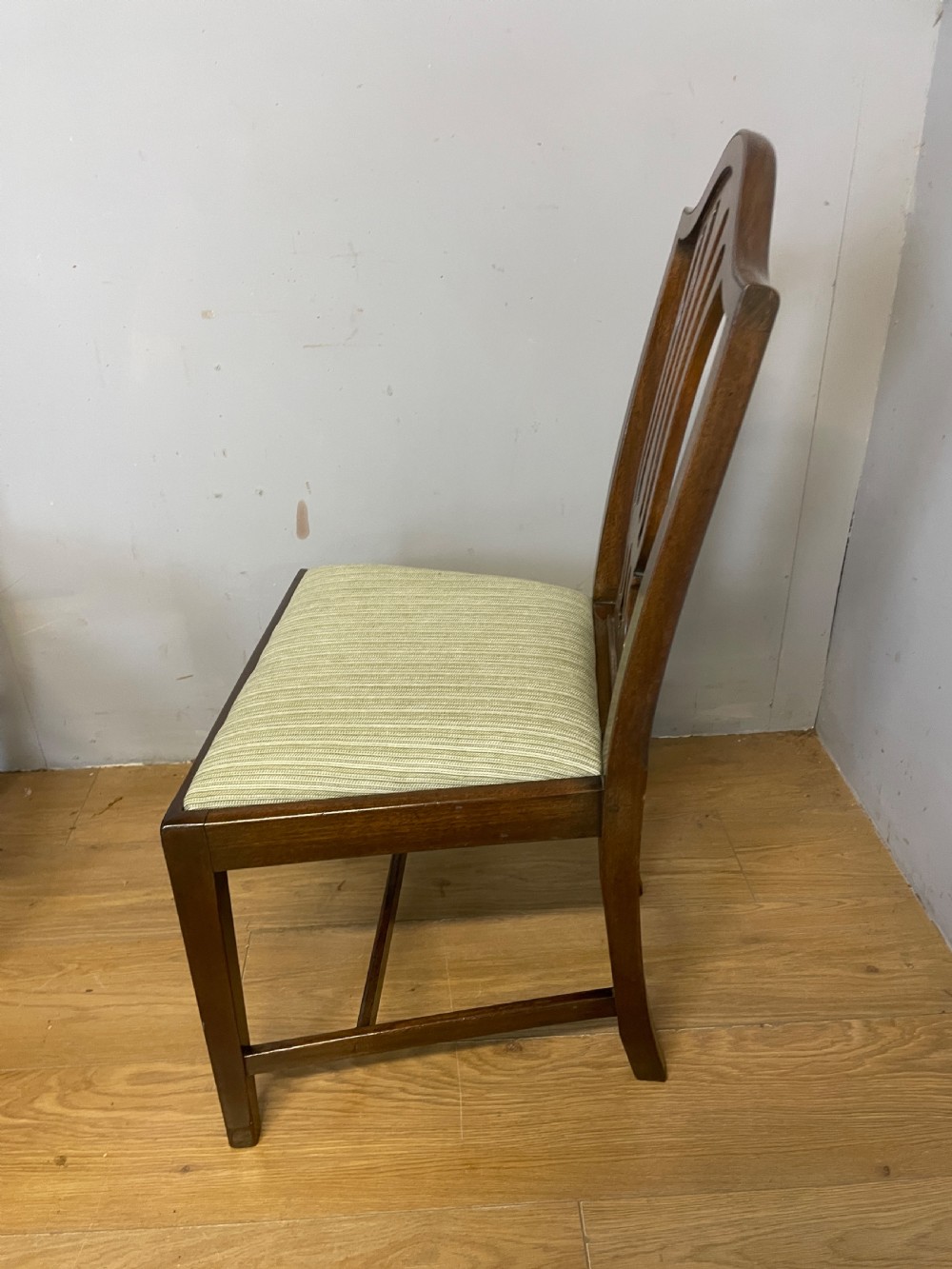 Set of 8 Edwardian mahogany Hepplewhite style dining chairs  View XVII