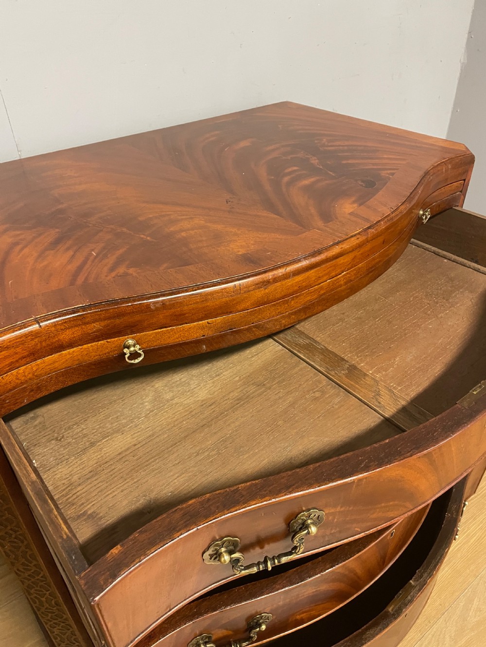 Edwardian small flame mahogany serpentine chest of drawers  View VIII