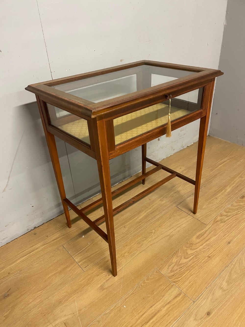 Edwardian inlaid mahogany bijouterie cabinet  View III
