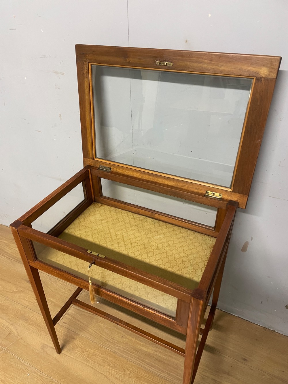 Edwardian inlaid mahogany bijouterie cabinet  View VII