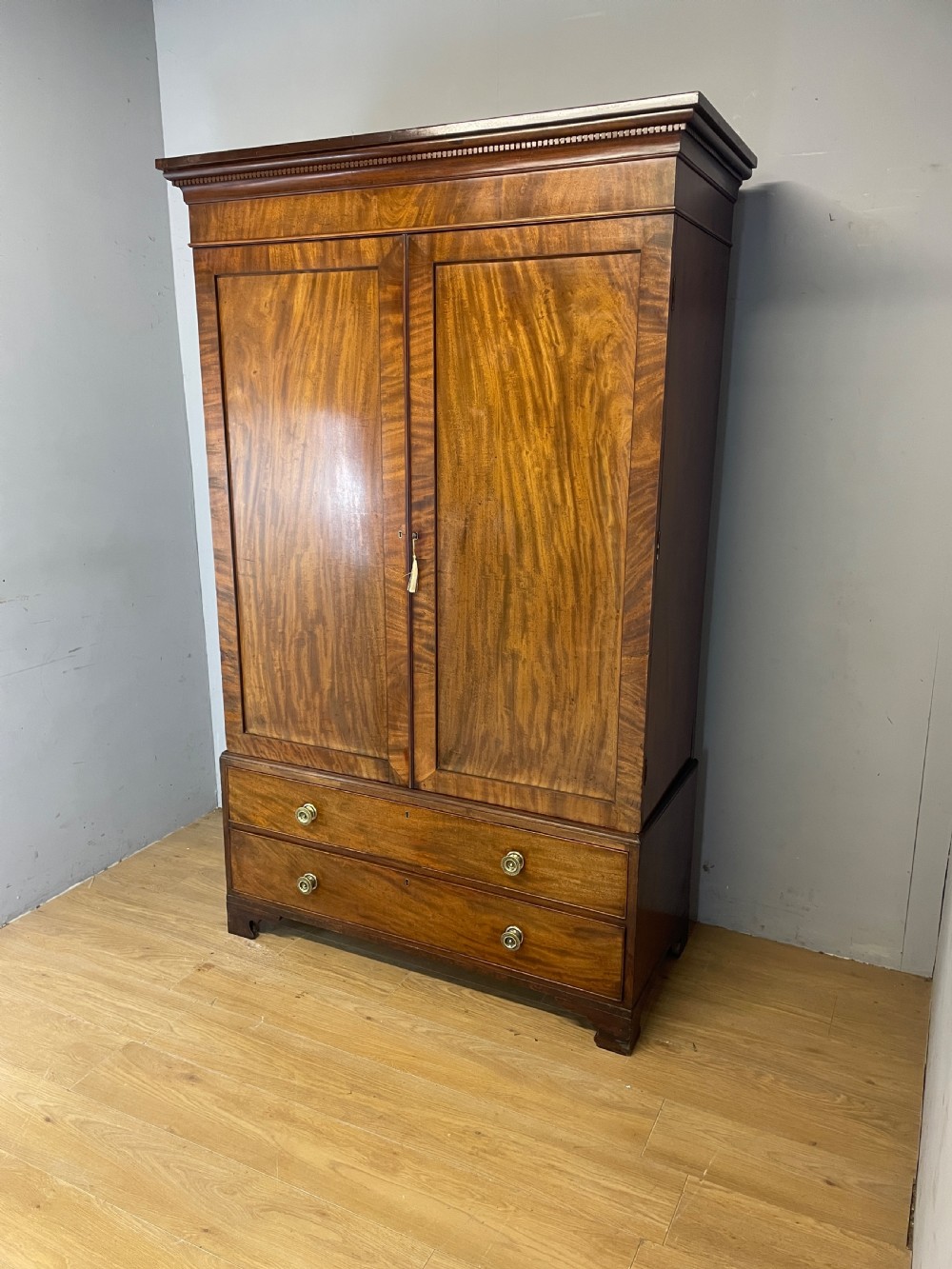 Rare Georgian flame mahogany double wardrobe circa 1830 View IX