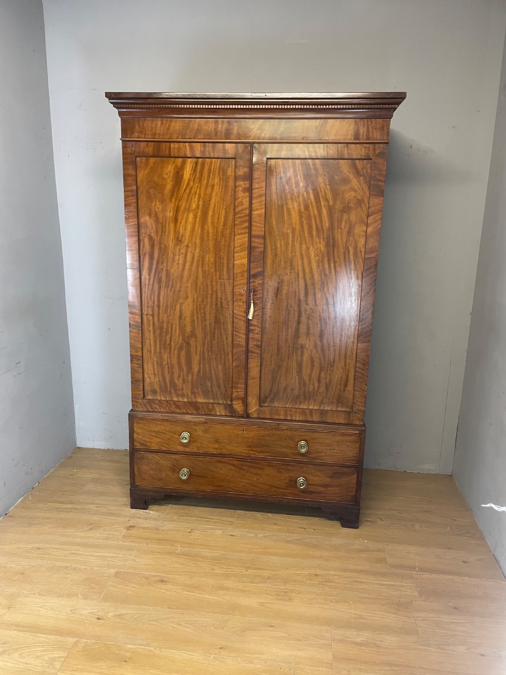 Rare Georgian flame mahogany double wardrobe circa 1830 View XI
