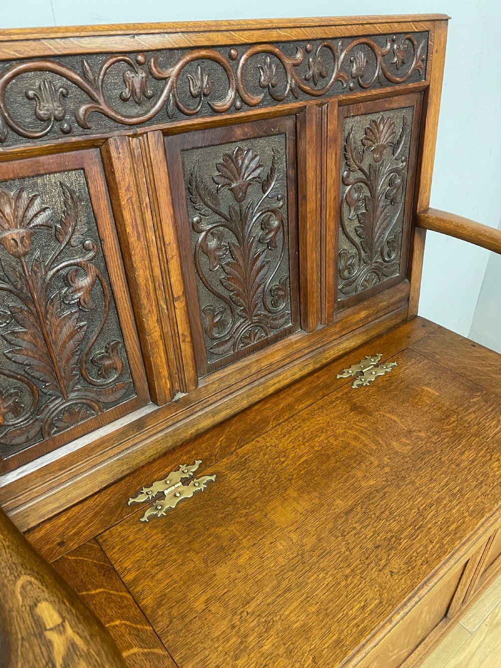 Late C19th golden oak Arts and Crafts carved box settle View II