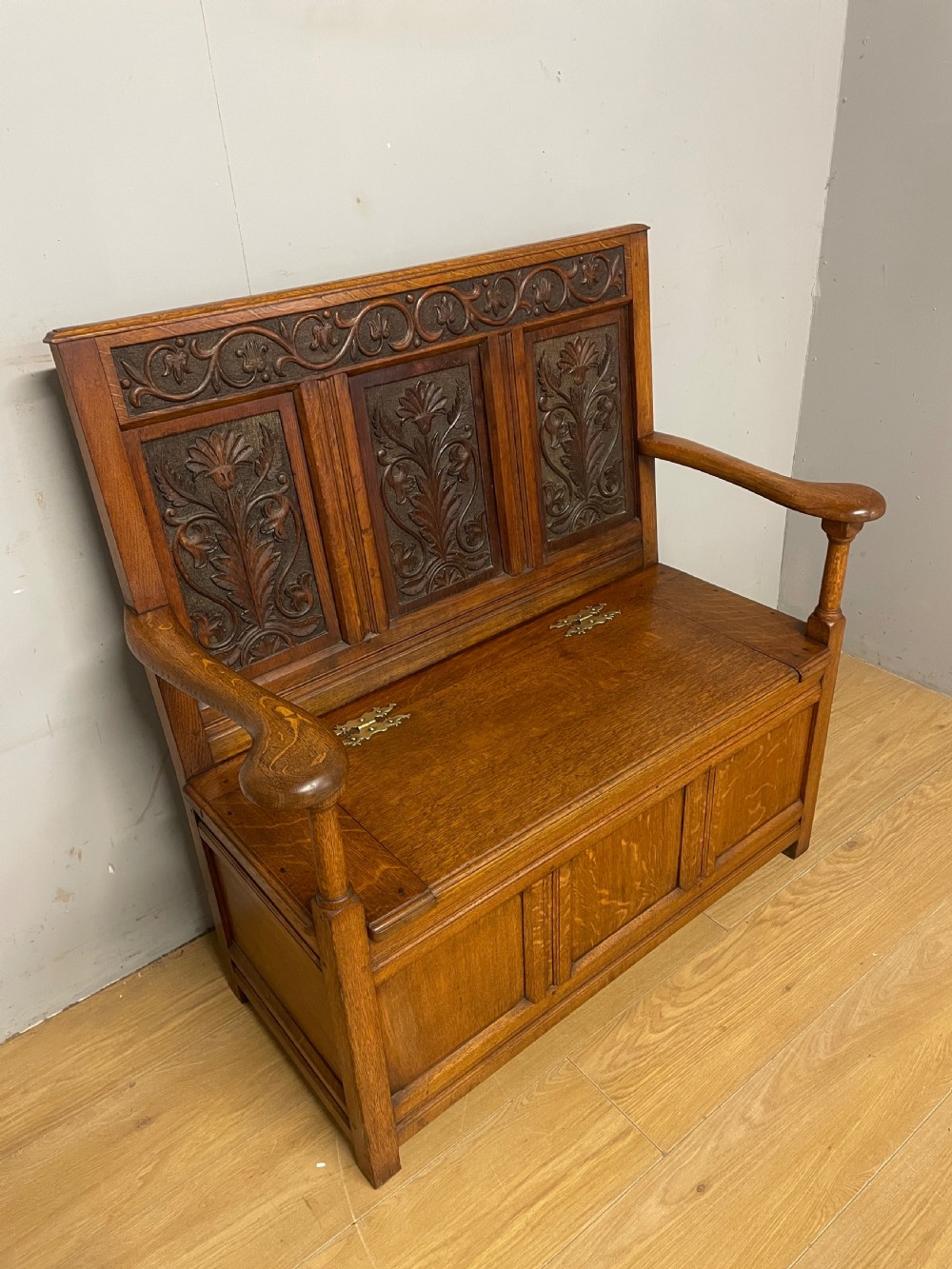 Late C19th golden oak Arts and Crafts carved box settle View III