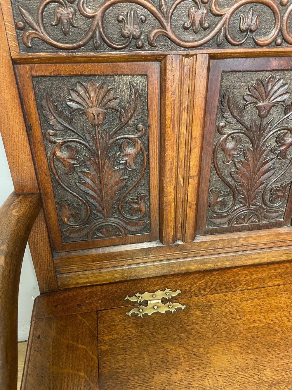 Late C19th golden oak Arts and Crafts carved box settle View IV