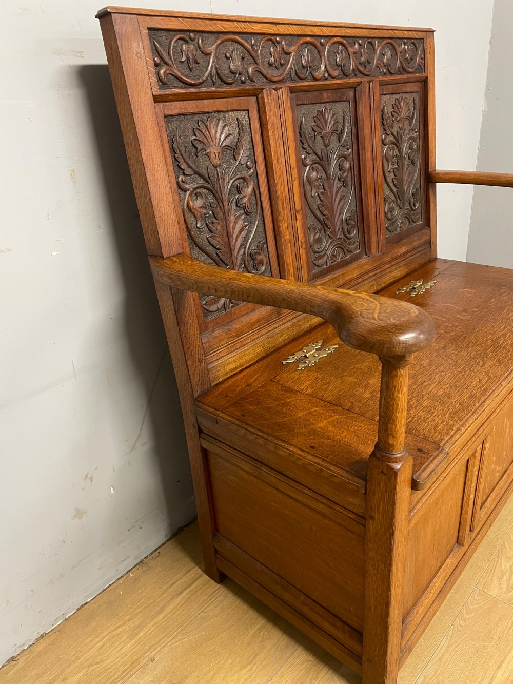 Late C19th golden oak Arts and Crafts carved box settle View V