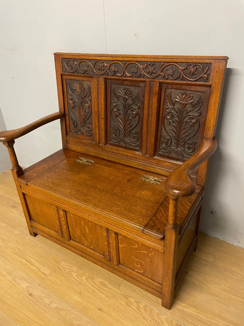 Late C19th golden oak Arts and Crafts carved box settle View VI