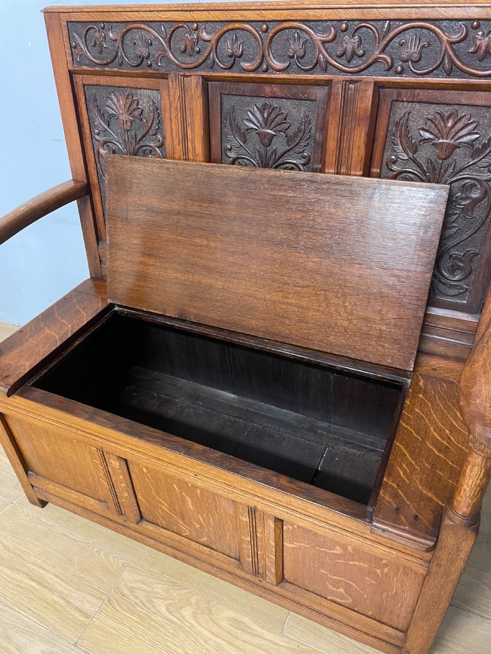 Late C19th golden oak Arts and Crafts carved box settle View VII