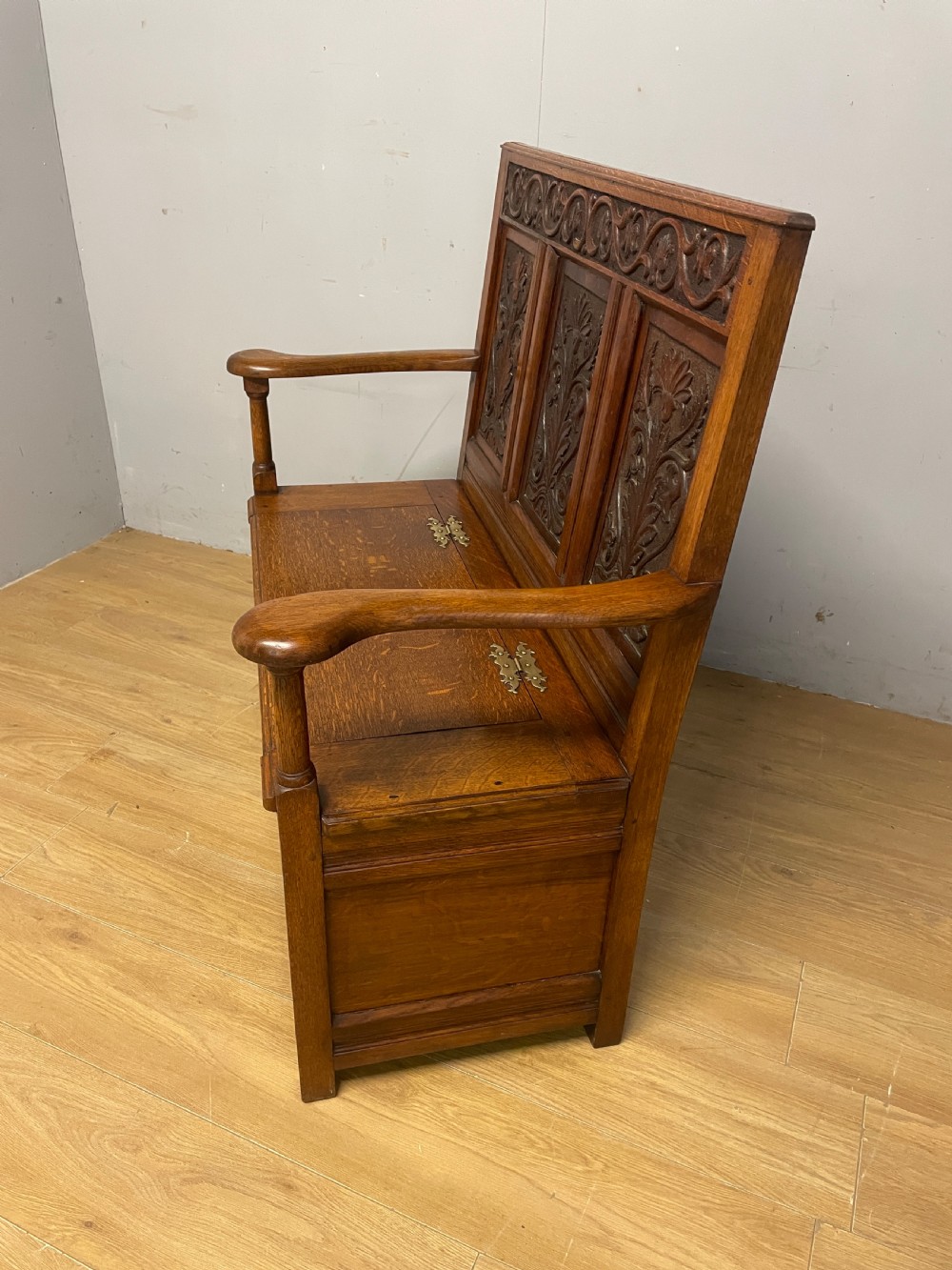 Late C19th golden oak Arts and Crafts carved box settle View VIII