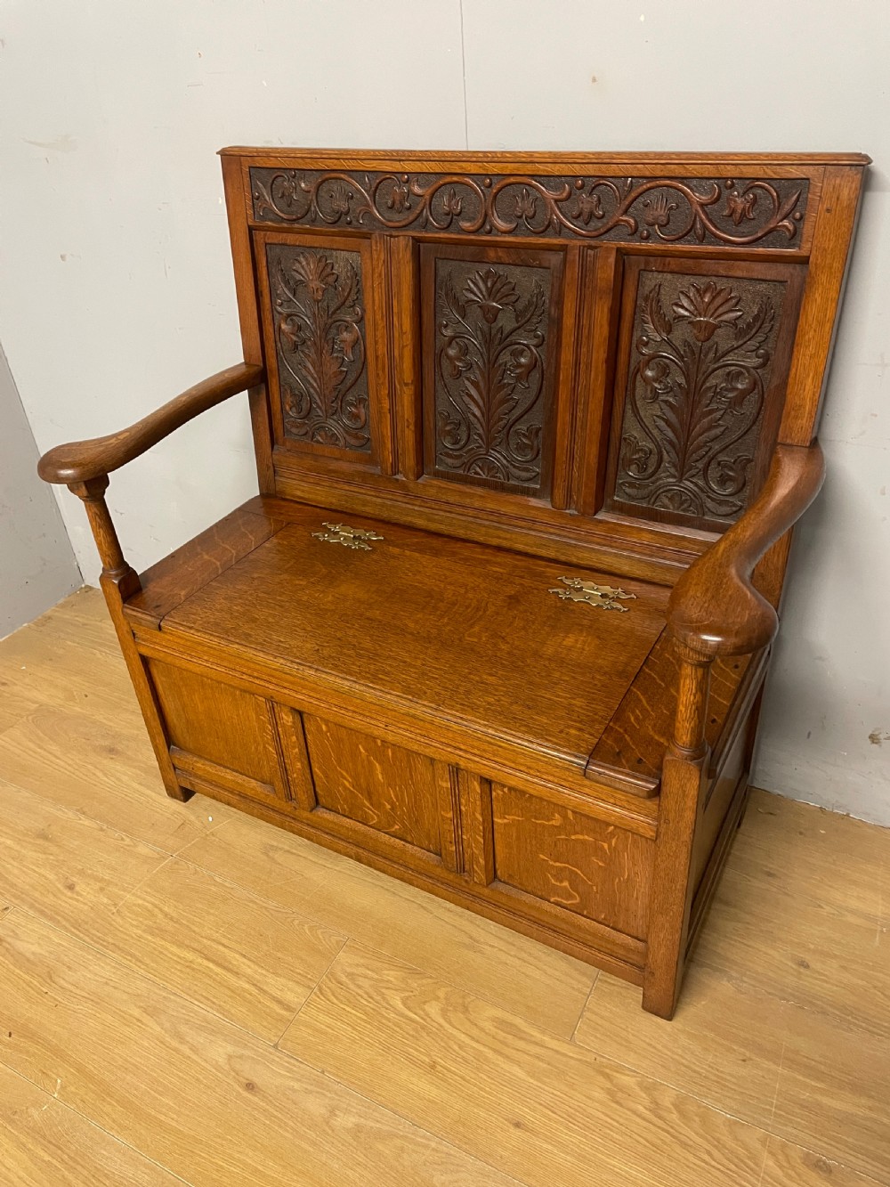 Late C19th golden oak Arts and Crafts carved box settle View X