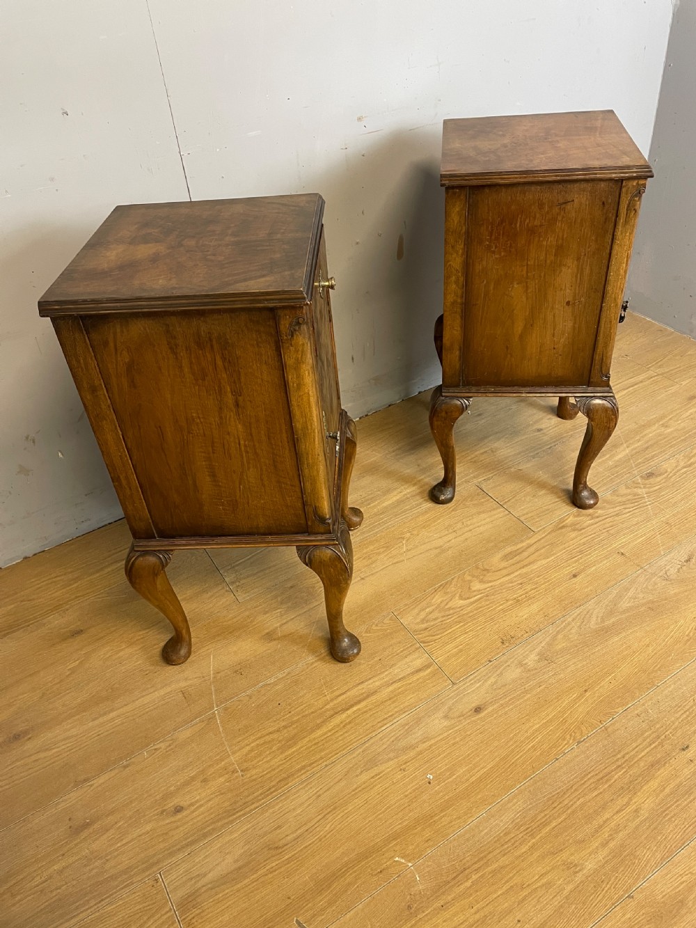 Pair of Art Deco burr walnut bedside cabinets  View XI