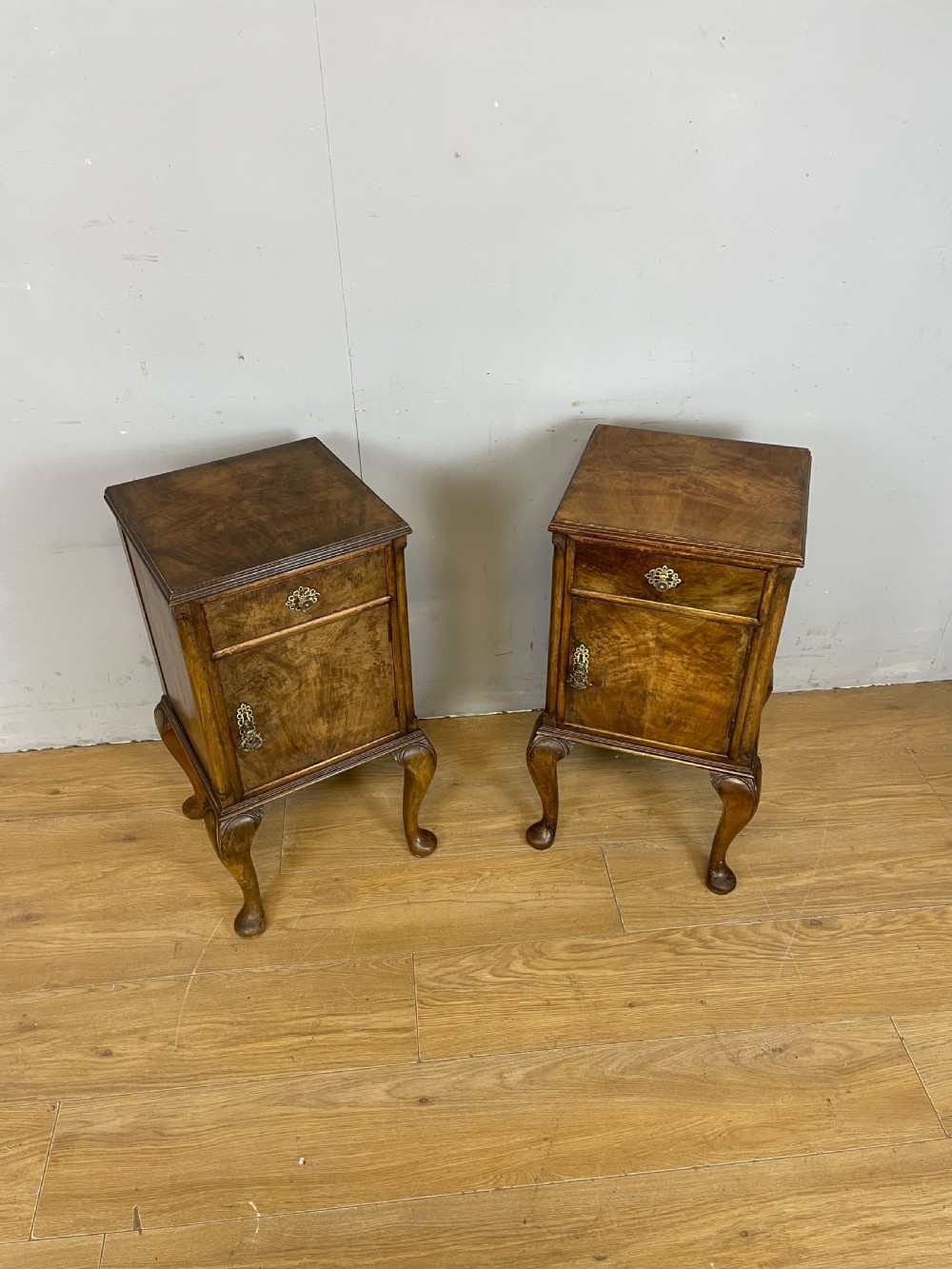 Pair of Art Deco burr walnut bedside cabinets  View XIII