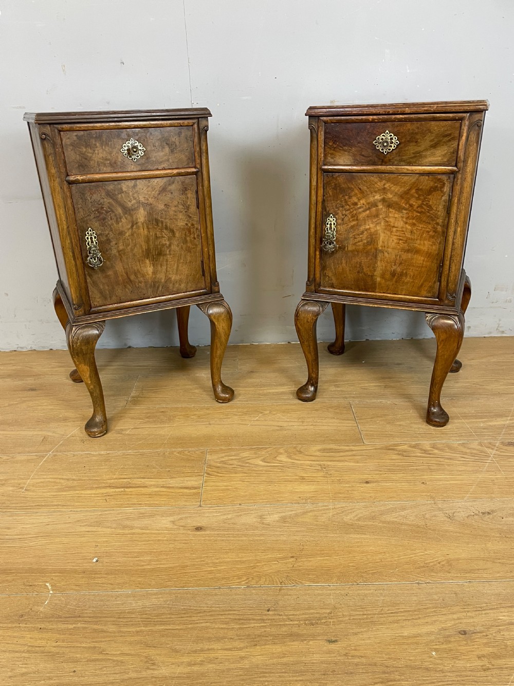 Pair of Art Deco burr walnut bedside cabinets  View XIV