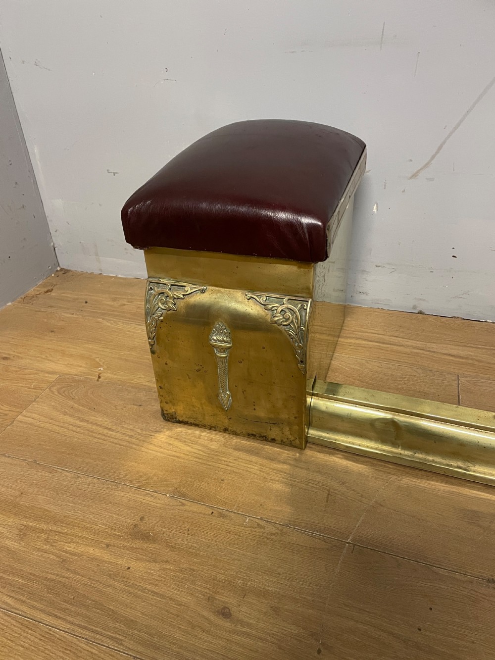 Edwardian adjustable brass and leather box club fender View V