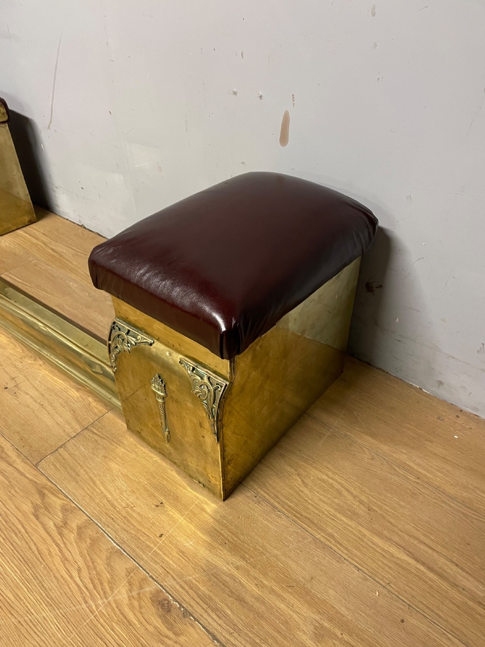 Edwardian adjustable brass and leather box club fender View VI