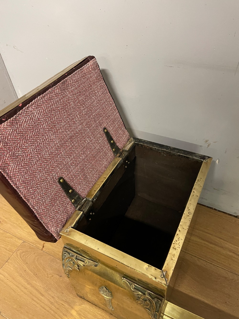 Edwardian adjustable brass and leather box club fender View VII