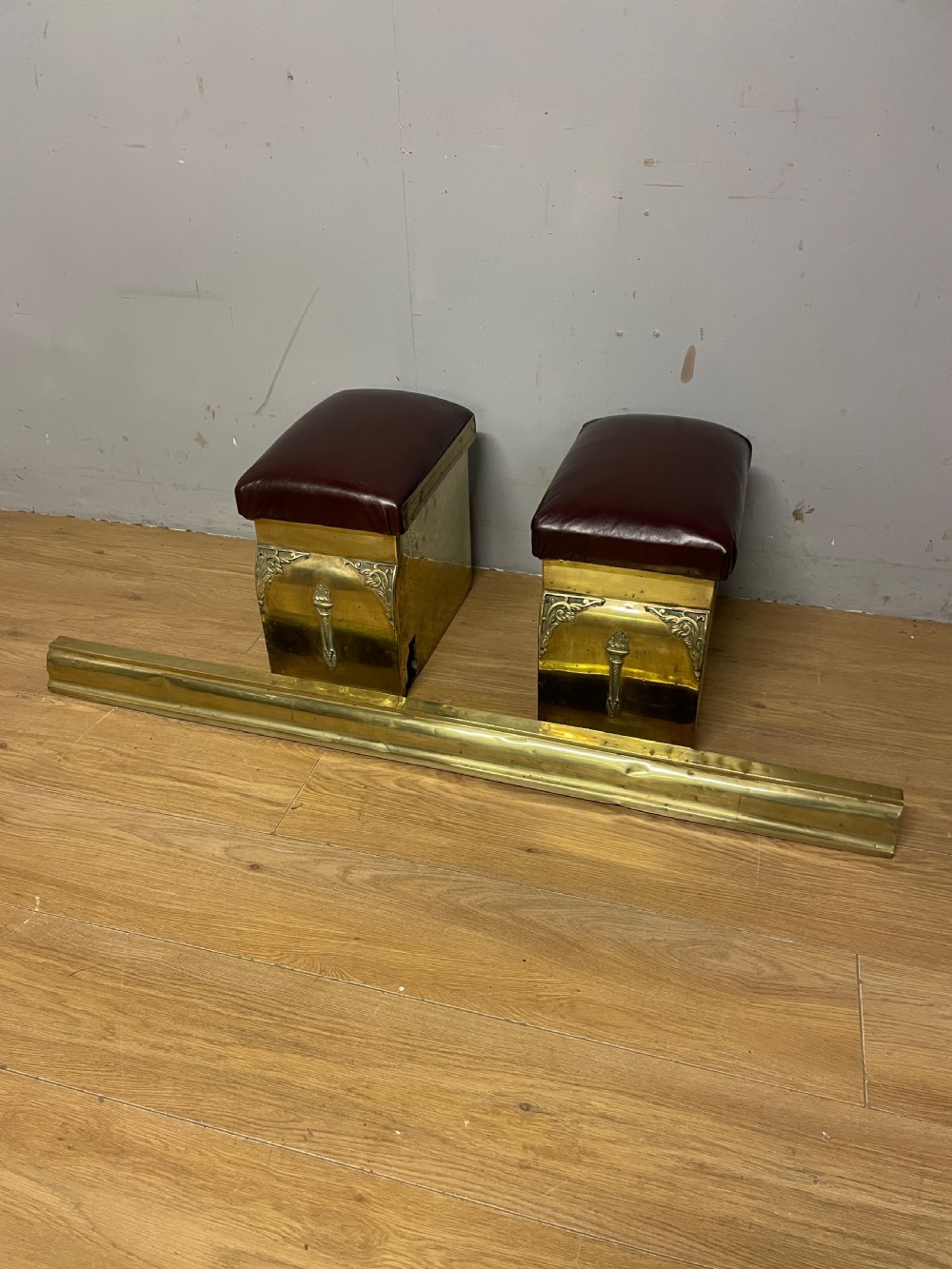 Edwardian adjustable brass and leather box club fender View X